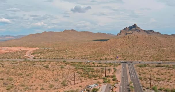 Panorama la vue aérienne d'une petite ville de Fountain Hills près du désert de montagne du développement résidentiel de banlieue en Arizona États-Unis — Video