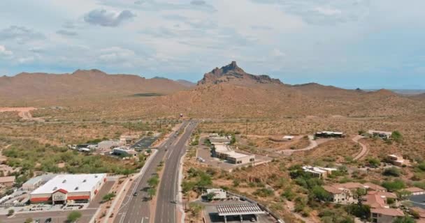 Vue aérienne de maisons unifamiliales, un quartier résidentiel à Fountain Hills, Arizona États-Unis près du désert de montagne — Video