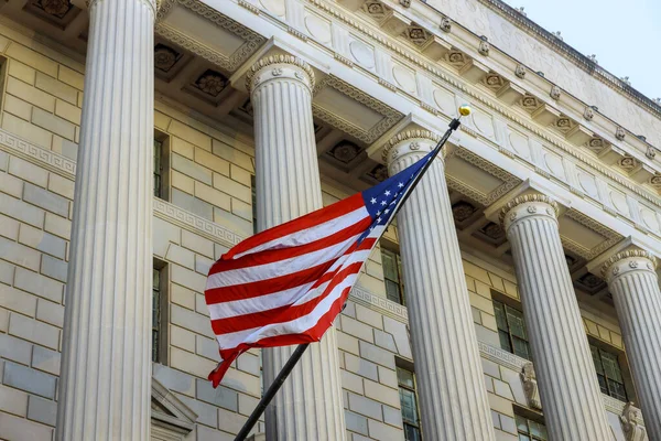 Washington Detalle Del Edificio Con Bandera Estados Unidos Ondeando —  Fotos de Stock