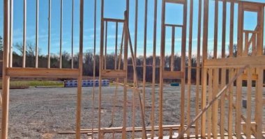 Havadan bakıldığında yeni ev ahşap kirişler altında.