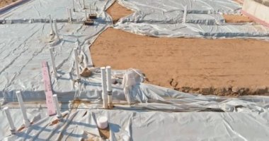 Su tesisatı altında pvc boru hijyenik sistem altında düz beton yapının altına beyaz borular döşenmiş.