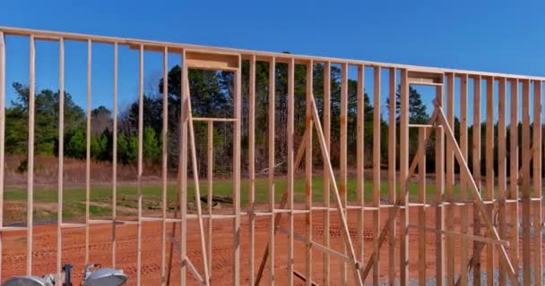 Bingkai kayu rumah tongkat dibangun rumah di bawah konstruksi baru dibangun dengan kayu truss, bingkai balok — Stok Video