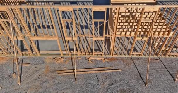 Nuovo bastone costruito costruzione vista inquadratura di travi sulla nuova casa in costruzione — Video Stock