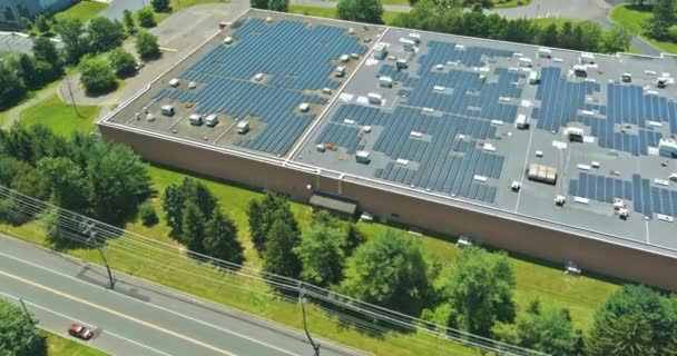 Вид з повітря на сонячні панелі на даху будівництва нової альтернативної енергії для економії електроенергії — стокове відео