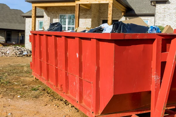 Manutenção Casa Renovação Contentor Lixo Carregado Perto Canteiro Obras — Fotografia de Stock