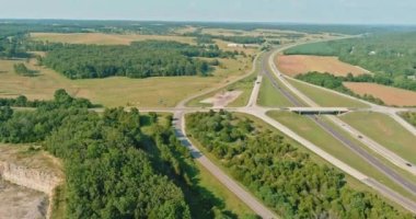 Orta Amerika 'da, karayolu yakınlarındaki küçük bir kasabanın panorama hava manzarası