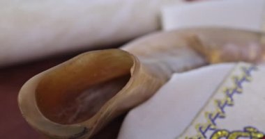 Yahudi bayramları, dua sırasında kippa, şallı ve şallı, Torah parşömeni.