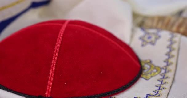 Jewish Orthodox prayer items kippa on a shofar, torah scroll — Vídeos de Stock