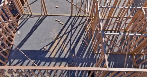 Vista aérea de los constructores de ladrillo de mampostería están construyendo paredes en el eje del ascensor en construcción — Vídeos de Stock