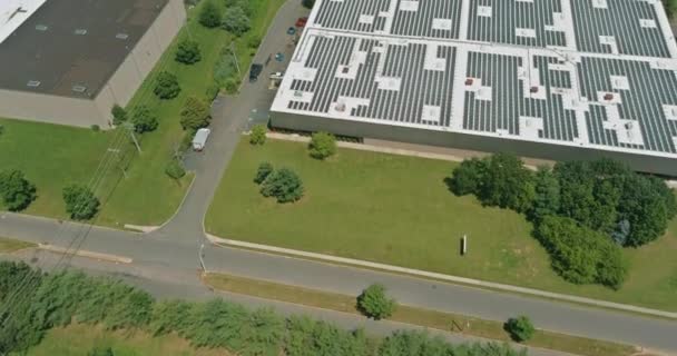 Solar panels installed on a roof of a industrial building a warehouse — Stockvideo