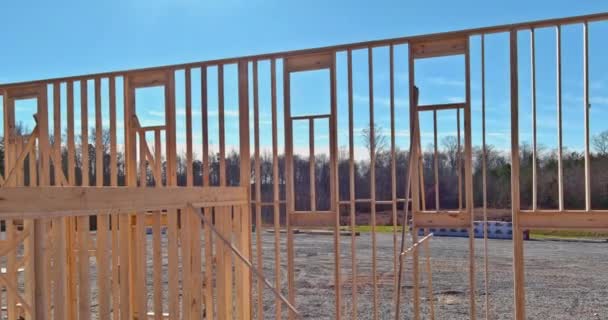 Veduta aerea del frammento di una nuova casa in costruzione travi in legno telaio — Video Stock