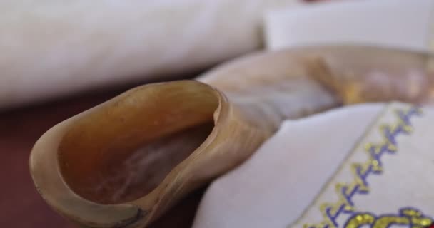 Judiska högtider, under bön objekt kippa med bön sjal tallit på shofar, torah skriftrulle — Stockvideo