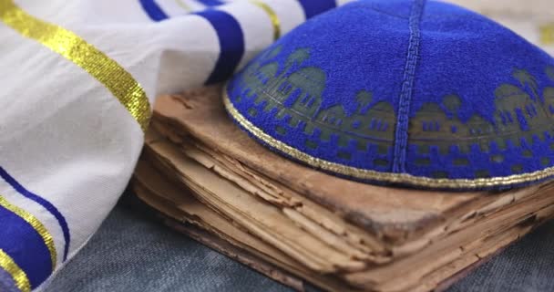 Libro de oración judía con pergamino de la Torá y cuerno de shofar, mantón de oración tallit — Vídeos de Stock