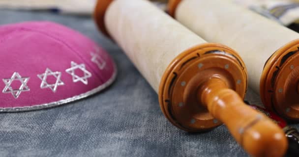 Jewish holidays symbols prayer shawl tallit, prayer torah scroll book — Vídeos de Stock