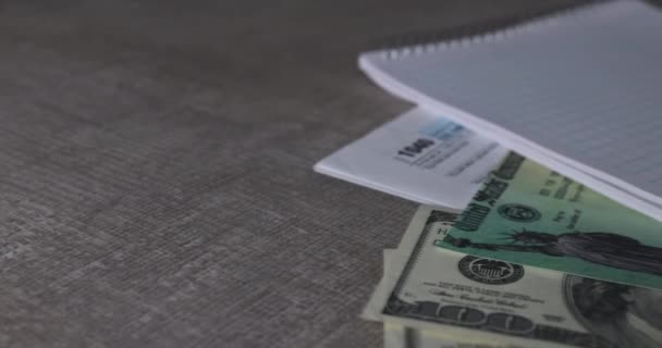 Έλεγχος επιστροφής φόρου με Usa νόμισμα και σπιράλ σημειωματάριο — Αρχείο Βίντεο