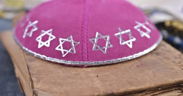 Ortodoxo judío símbolo religioso con torá pergamino Chal de oración kippah — Vídeo de stock