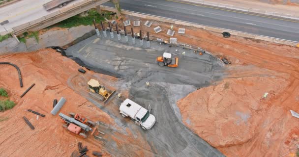 Vista aérea construcción de la carretera elevada en progreso — Vídeos de Stock