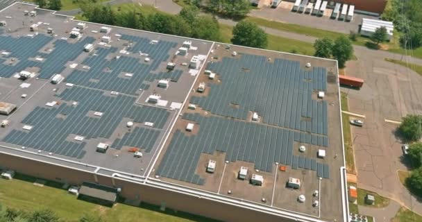 Aerial panoramic overview of solar system on a roof building warehouse — Stockvideo