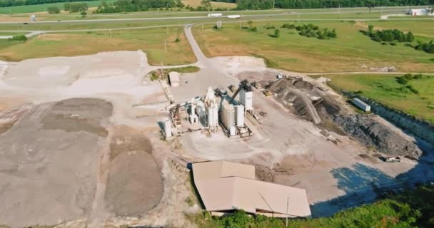 Panorama sobre la carrera con trabajos de extracción de piedra electrodomésticos tractores excavadoras camiones — Vídeos de Stock