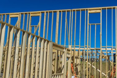 Yeni evin çerçeve kirişi inşaat halinde.