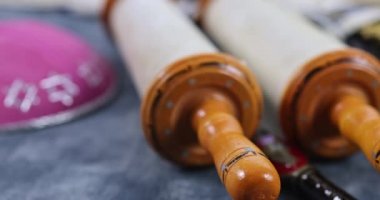 Yahudi bayramları, dua sırasında kippa, şallı ve şallı, Torah parşömeni.