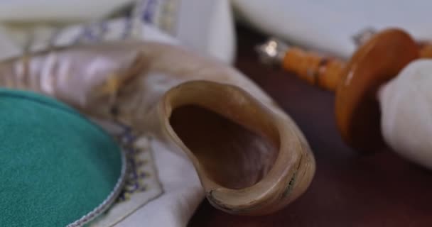Ortodoxo judío símbolo religioso con torá pergamino Chal de oración kippah — Vídeos de Stock