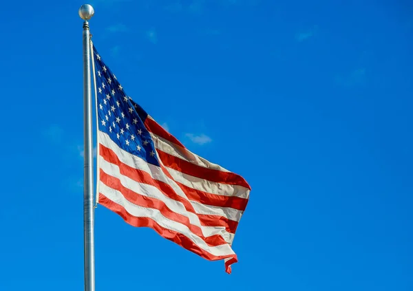 Amerikansk Nationalflagga Viftar Bland Mot Blå Himmel — Stockfoto