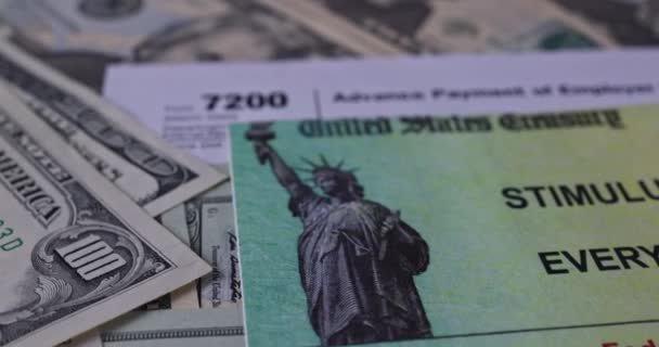 Stimulus anlaşması, 7200 dolar peşin ödeme formunda ABD dolar nakit banknotunu içeren bireysel çekleri içeriyor. — Stok video