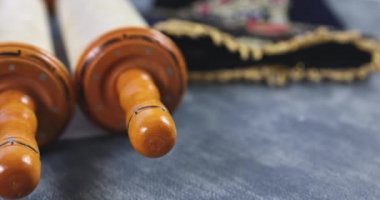 Kutsal kitap. Yahudi dini sembolleri olan shofar boynuzu.