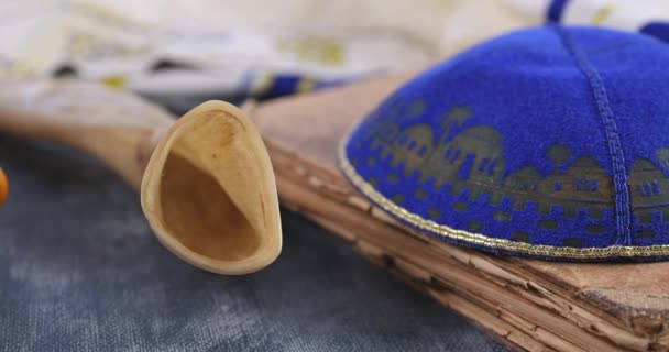 Gebed sjaal kippa Joods gebed religieus symbool met torah scroll — Stockvideo