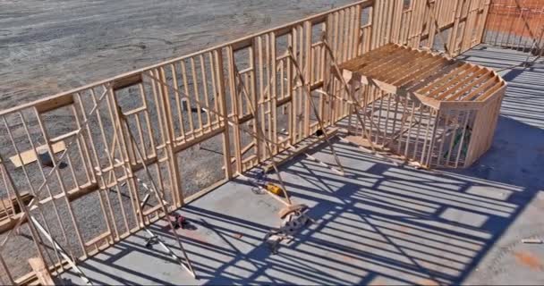 Rámcový trám nového domu ve výstavbě domácí rámování — Stock video