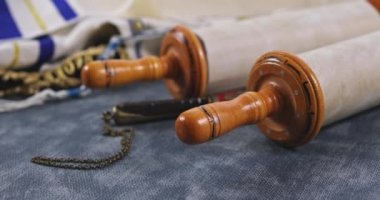 Kutsal kitap. Yahudi dini sembolleri olan shofar boynuzu.