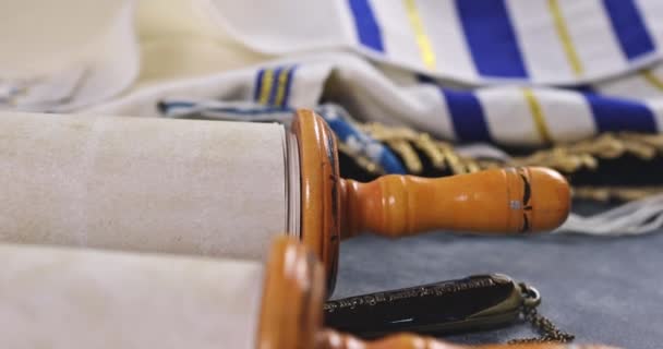 Židovské svátky, během modlitebních předmětů kippa s modlitebním šátkem tallit na šofaru, Tóra svitek — Stock video