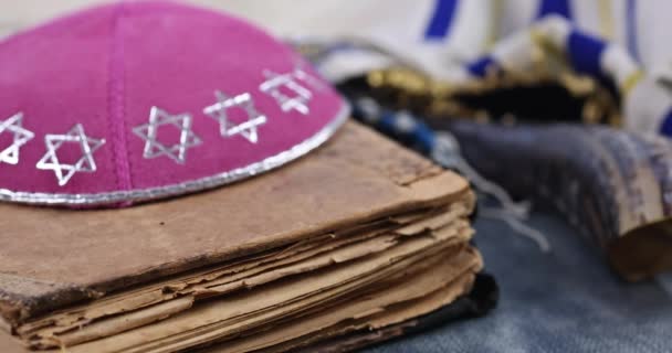 Еврейские предметы молитвы таллит и киппа на Шофар молитвенник Торы перемещает указатель — стоковое видео