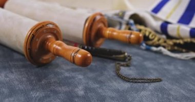 Yahudi bayramları, dua sırasında kippa, şallı ve şallı, Torah parşömeni.