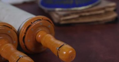 Torah 'ın kutsal kitabının olduğu Yahudi dini sembolleri bir işaretçi.