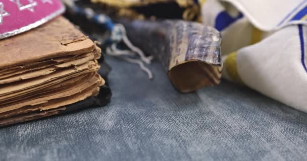 Ortodoxa tradição judaica celebração de férias reza no livro de oração com kippah shofar — Vídeo de Stock