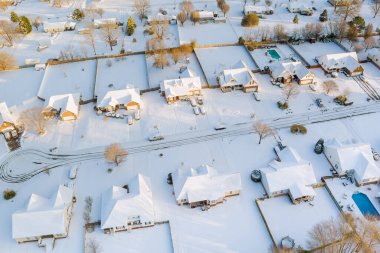 Yerleşim bölgelerinde kar yağan kış manzarası ABD 'nin Güney Carolina' da kar yağışı üzerine Boiling Springs kasabası Amerikan evlerini kapladı.