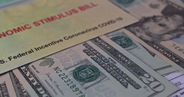 Bankbiljet in Amerikaanse dollar met Stimulus relief check op formulier 7200, vooruitbetaling van werkgeverskredieten wegens COVID-19 — Stockvideo