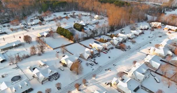 Inverno nevoso sulle strade residenziali dopo la neve di un bollente Springs piccola città nel paesaggio invernale in Carolina del Sud — Video Stock