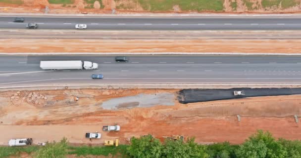 Vägarbeten med vägar för ombyggnad av vägar under uppförande — Stockvideo