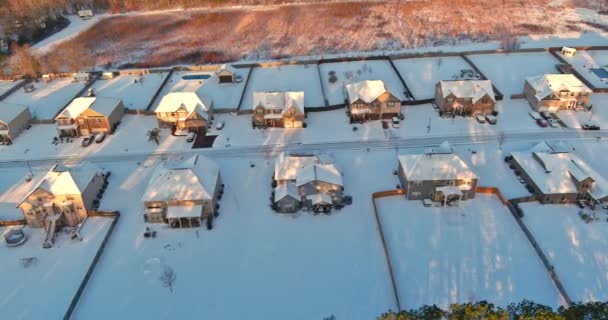 Flygfoto landskap kokande fjädrar liten stad täckt med underbar vinter landskap med snö i South Carolina USA — Stockvideo