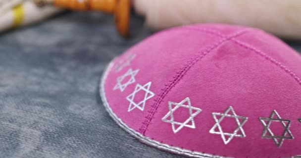 Joods gebed items tallit en kippa op een shofar gebed boek van torah rollen een wijzer — Stockvideo