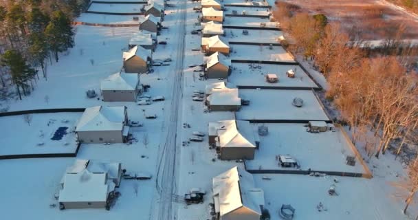 Панорама воздушный вид на зимний сезон Кипящий Спрингс маленький городок жилого района в пригородном застройке — стоковое видео