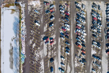 Otoparkın üstünde duran hava manzaralı bir alışveriş merkezi otoparkı var.