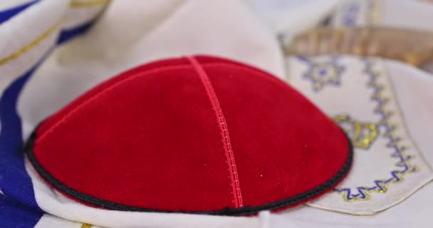 Judiska högtider, under bön objekt kippa med bön sjal tallit på shofar, torah skriftrulle — Stockvideo