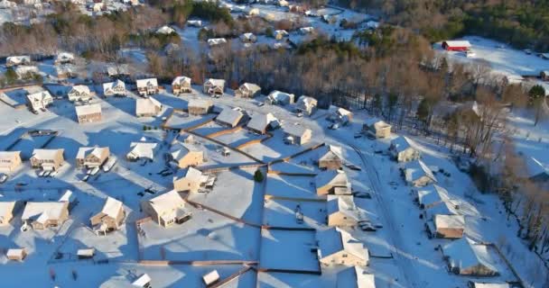 Luchtfoto van het landschap kleine stad met appartementencomplex bedekt met de prachtige winter landschap witte sneeuw — Stockvideo