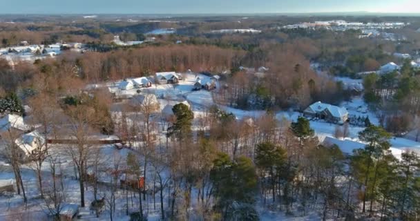 サウスカロライナ州ボイリングスプリングス郊外開発の小さな町の住宅地の冬の季節と空撮パノラマ — ストック動画