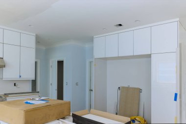 Yeni dolap ev dekorasyonu mutfak manzarası üzerine kurulmuş temel mobilyalar dolaptaki çekmece..