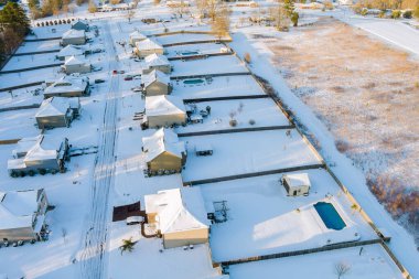 Kaynayan Springs 'e yağan kardan sonra ABD' nin Güney Carolina kırsal kesimindeki çatıları karla kaplı küçük bir kasaba.